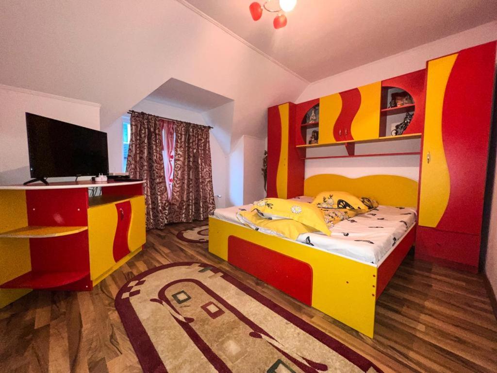 Casa de langa rau RUCAR