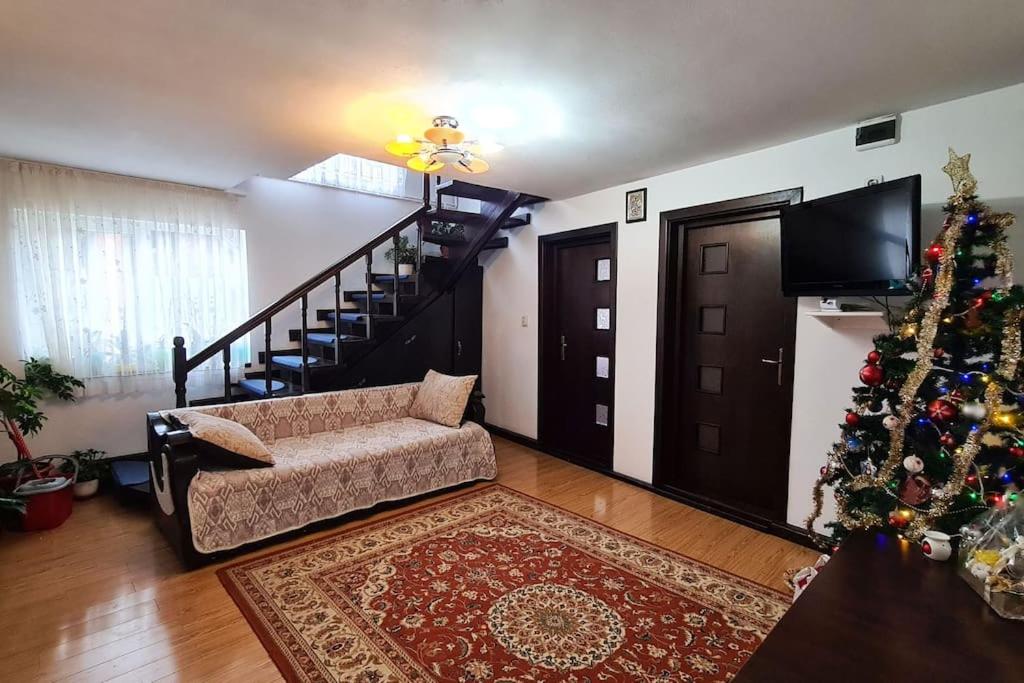 Casa de langa rau RUCAR