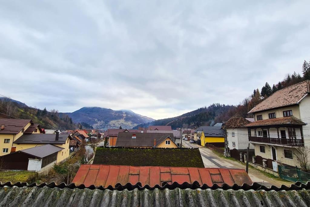 Casa de langa rau RUCAR