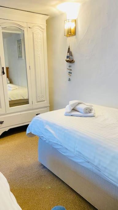 Benwick Cottage - Beachfront Thatched Cottage set on the marine parade with absolutely spectacular Sea views! Sleeps 4