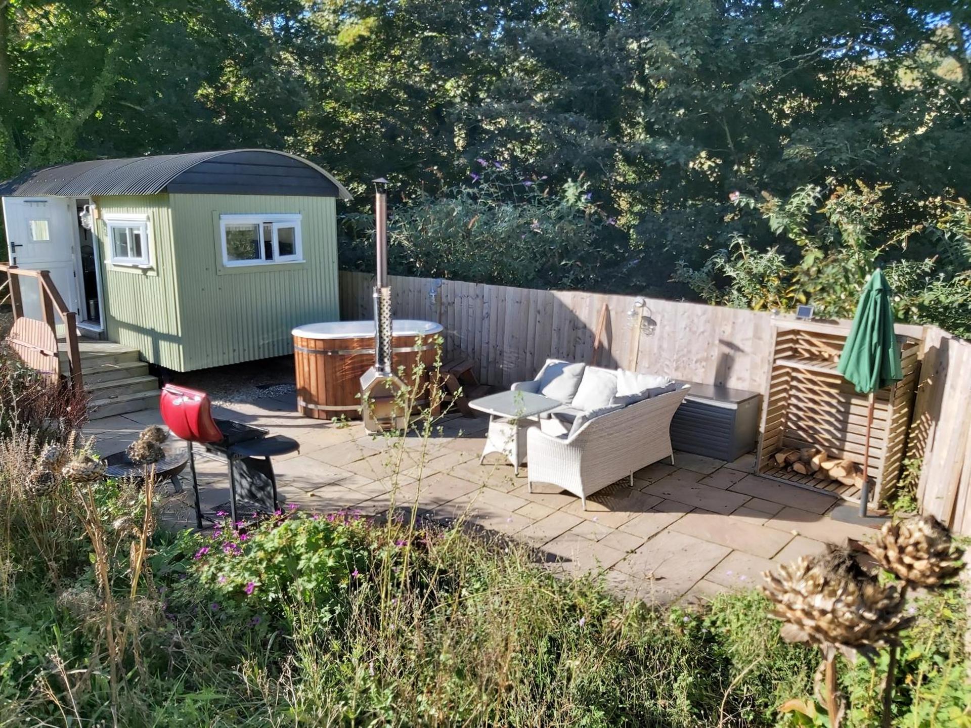 Luxury Coastal Shepherds Hut with hot tub, dining dome & a 5 Minute Walk to Pubs and Village