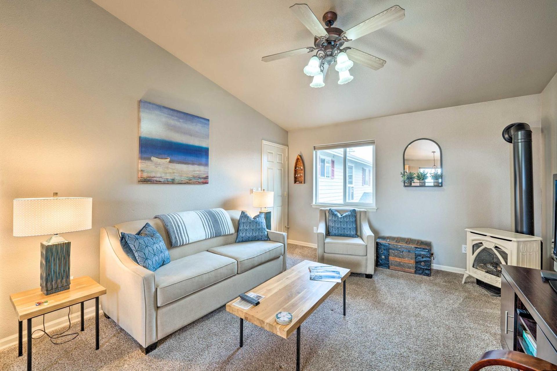 Anacortes Condo about 1 Mi to Marina and Fidalgo Bay!