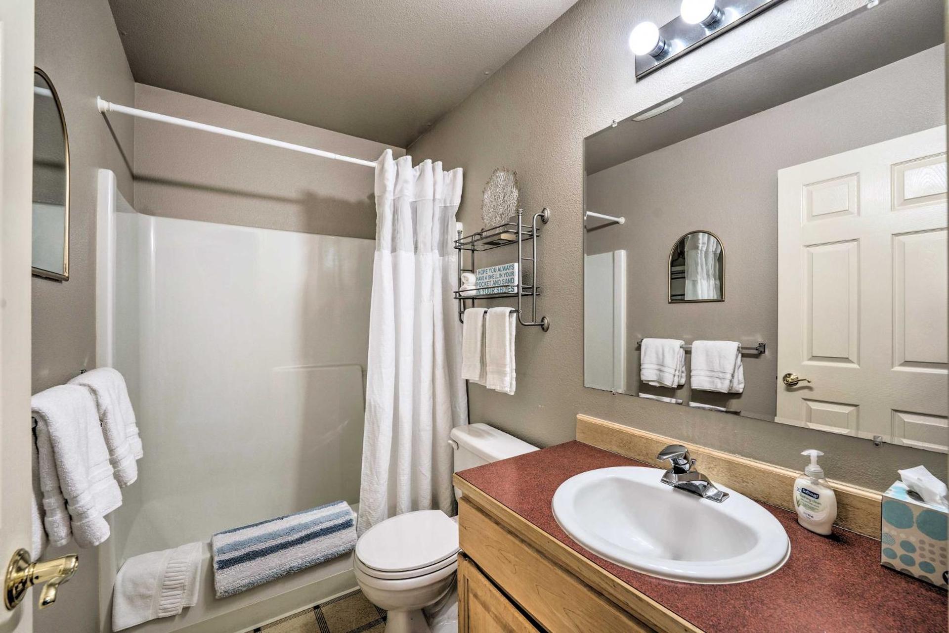 Anacortes Condo about 1 Mi to Marina and Fidalgo Bay!