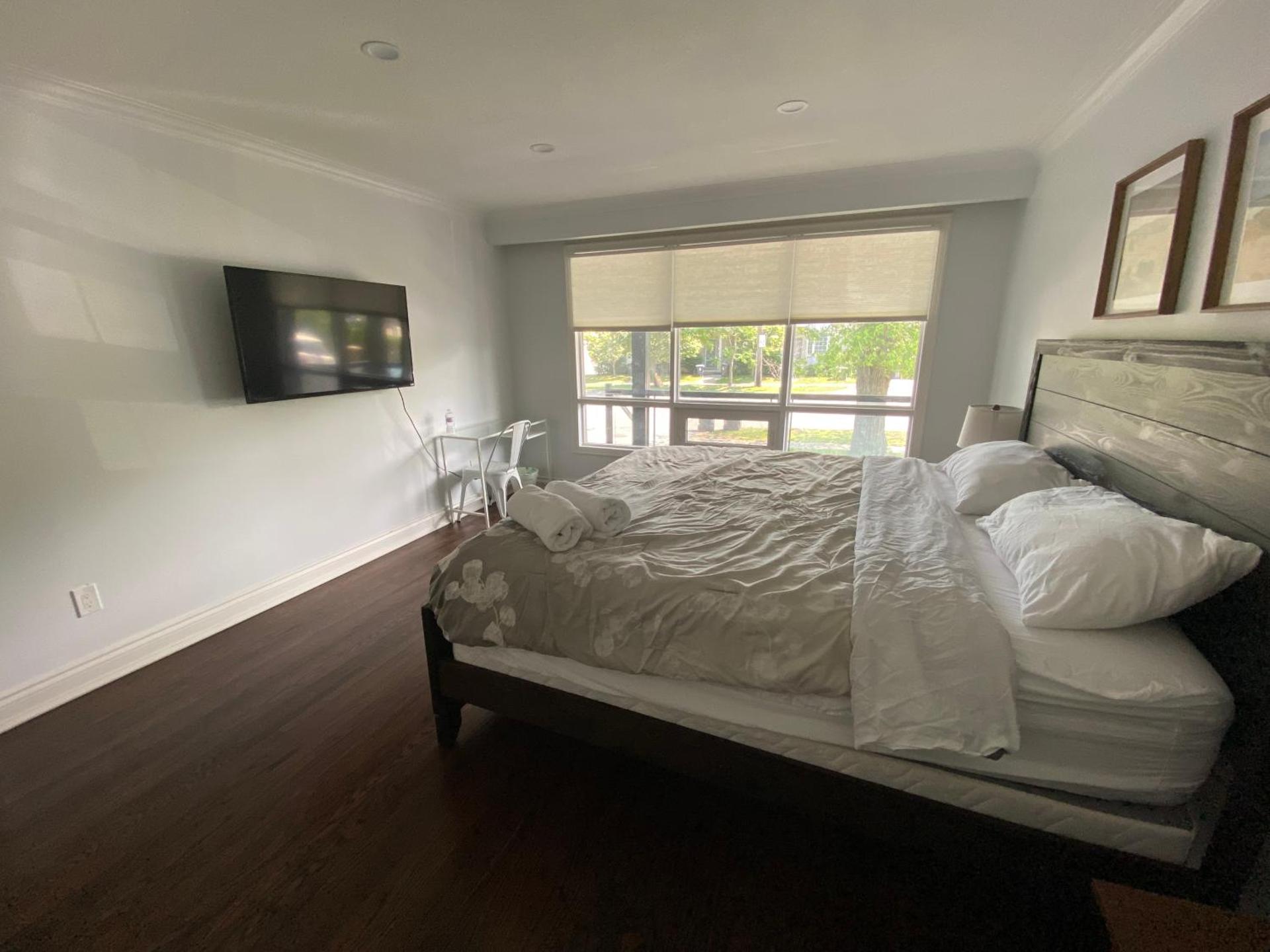 Yonge and Finch Subway !L Spacious & Bright Private Bedroom with Shared Amenties