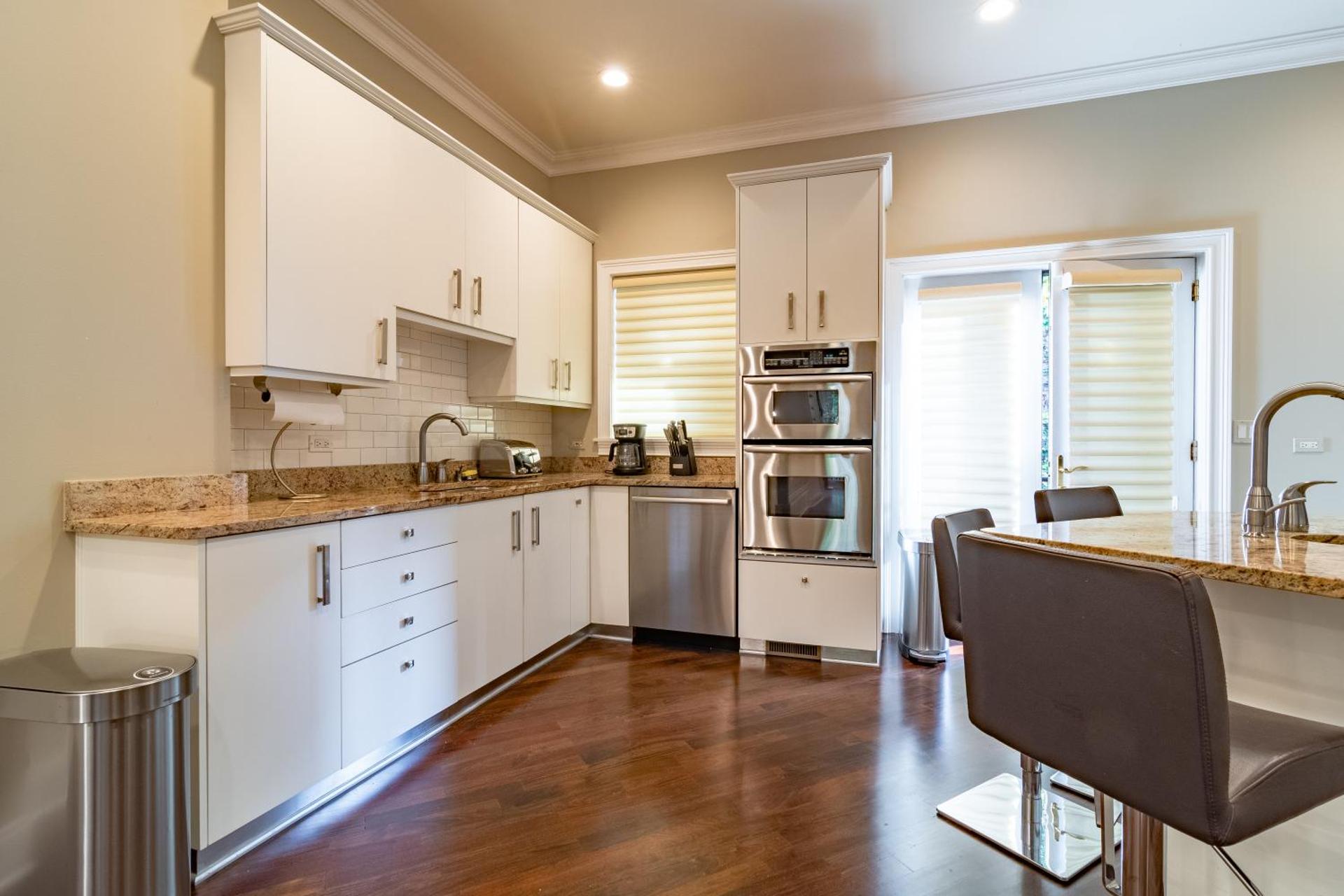 Luxurious Gold Coast 4BR 4-Story Villa with Parking Sleeps 12 Guests