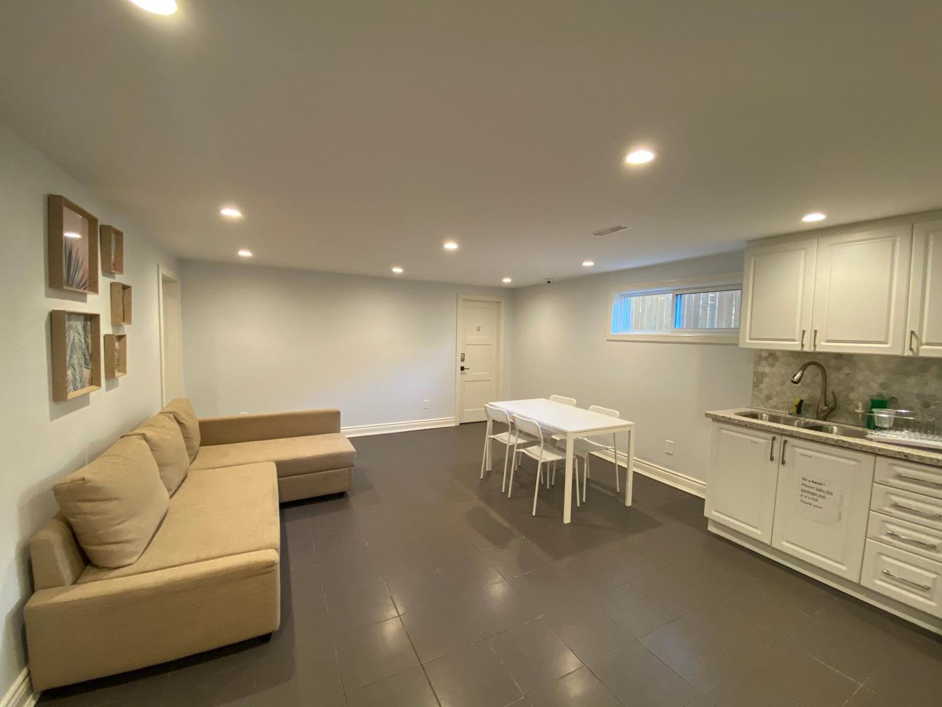 Yonge and Finch Subway !R Spacious & Stylish Prvt Bdr with Shared Bathroom