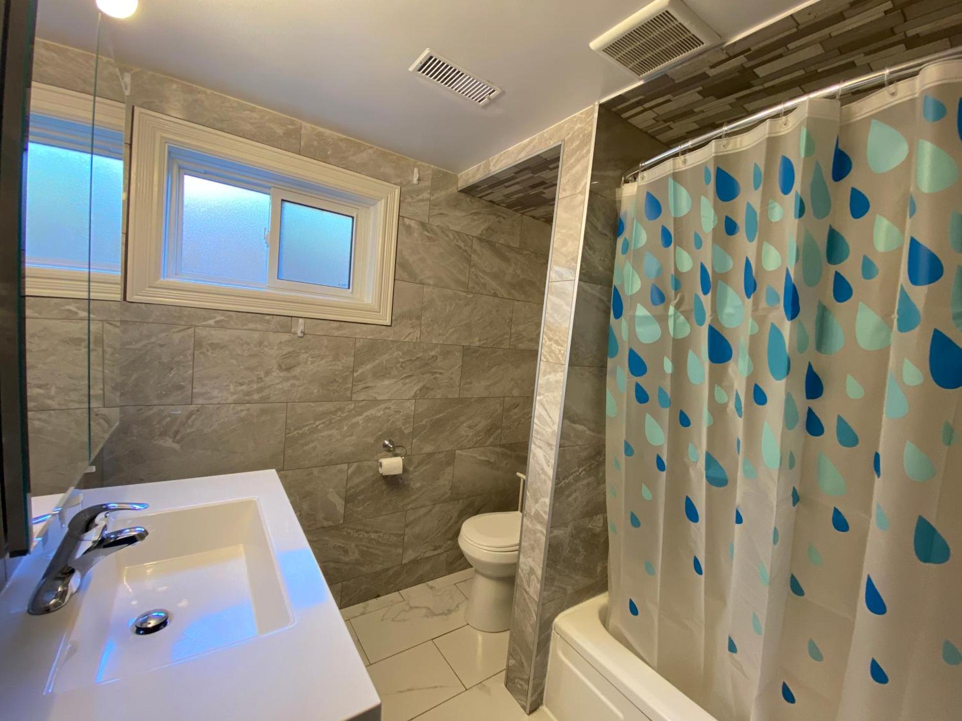 Yonge and Finch Subway !R Spacious & Stylish Prvt Bdr with Shared Bathroom