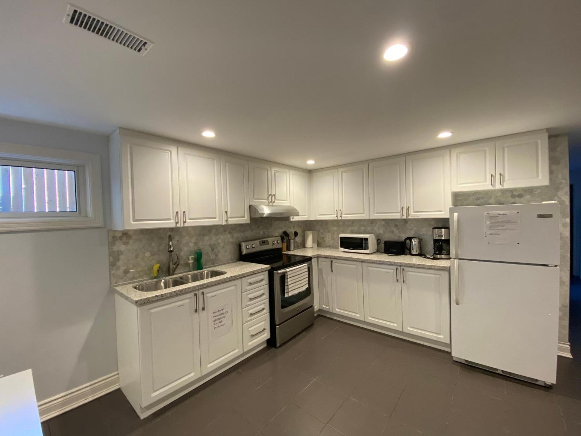 Yonge and Finch Subway !R Spacious & Stylish Prvt Bdr with Shared Bathroom