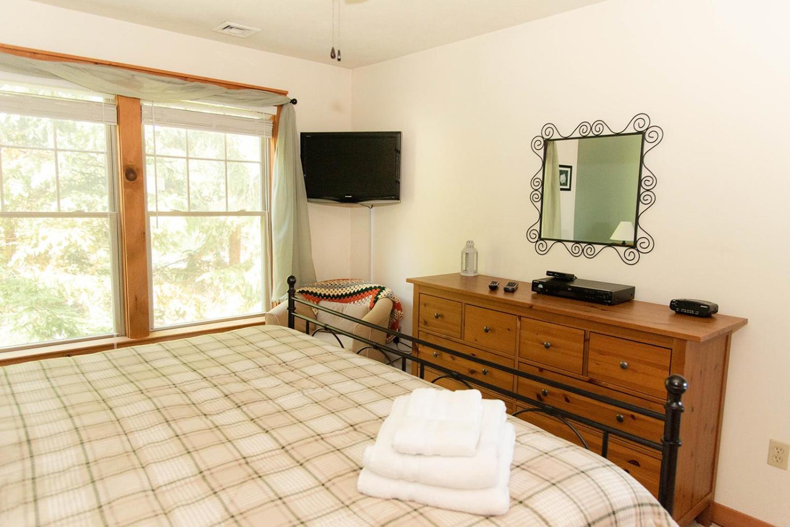 Camelback Private Home located behind Waterpark & Ski Lift