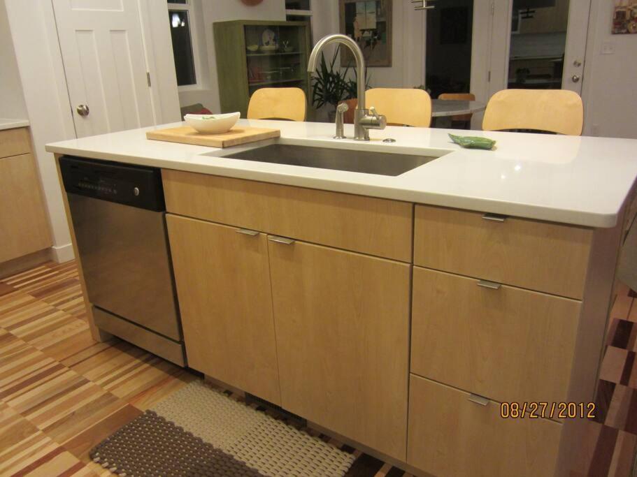 Central location close to Downtown and Mountain Views