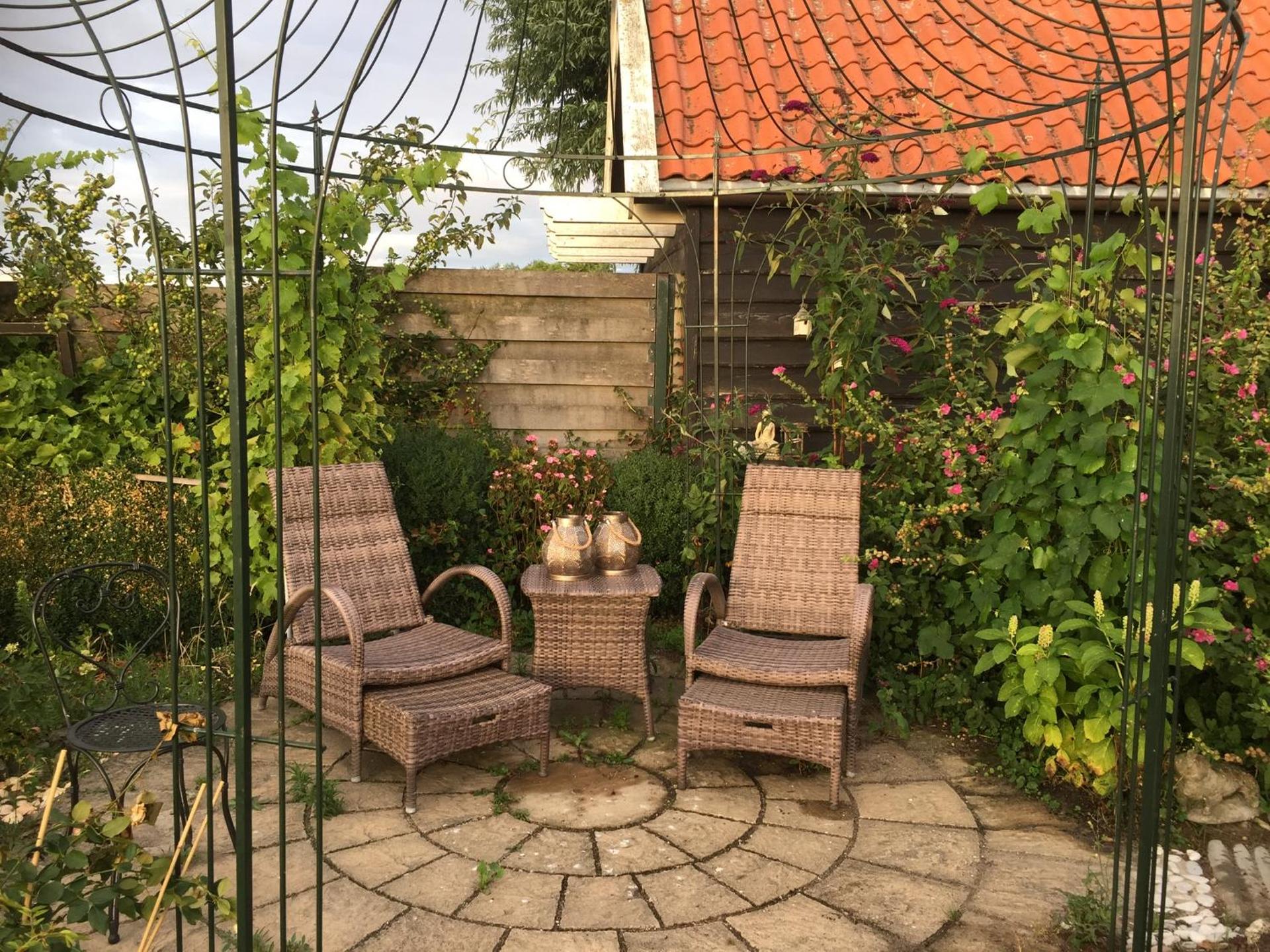 T Huuske tuinappartement met fantastisch uitzicht, nabij Zee