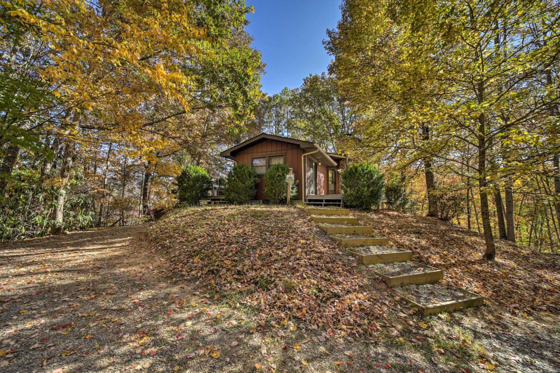 Pet-Friendly Cabin - 1 Mi From Fontana Lake!