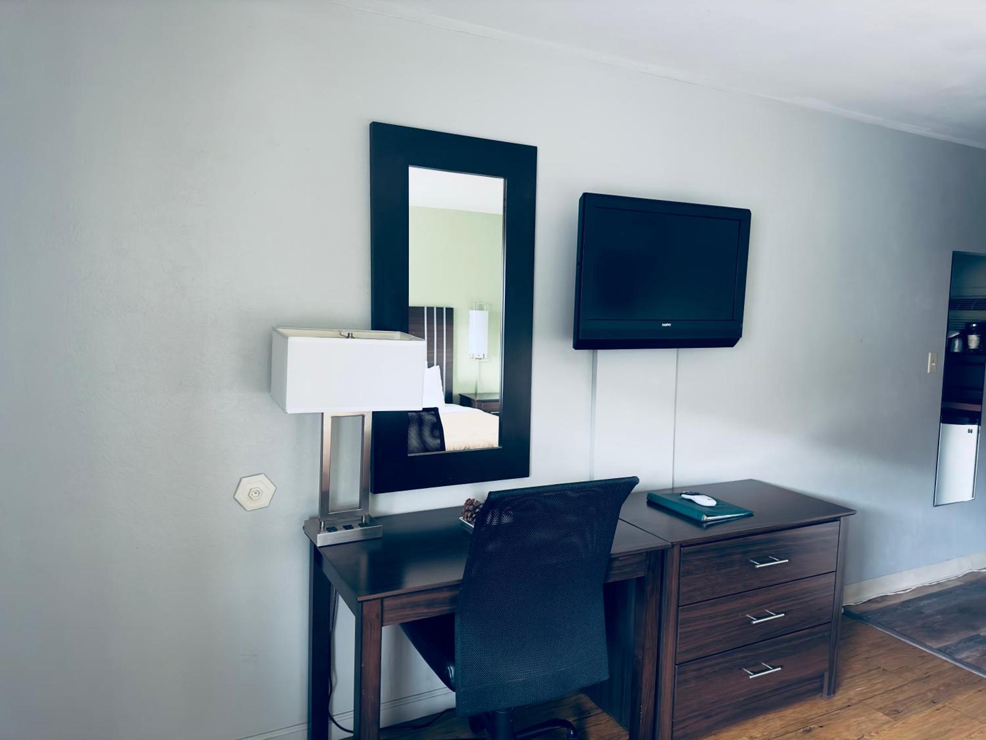 Queen Room - Non-Smoking/Pet Friendly