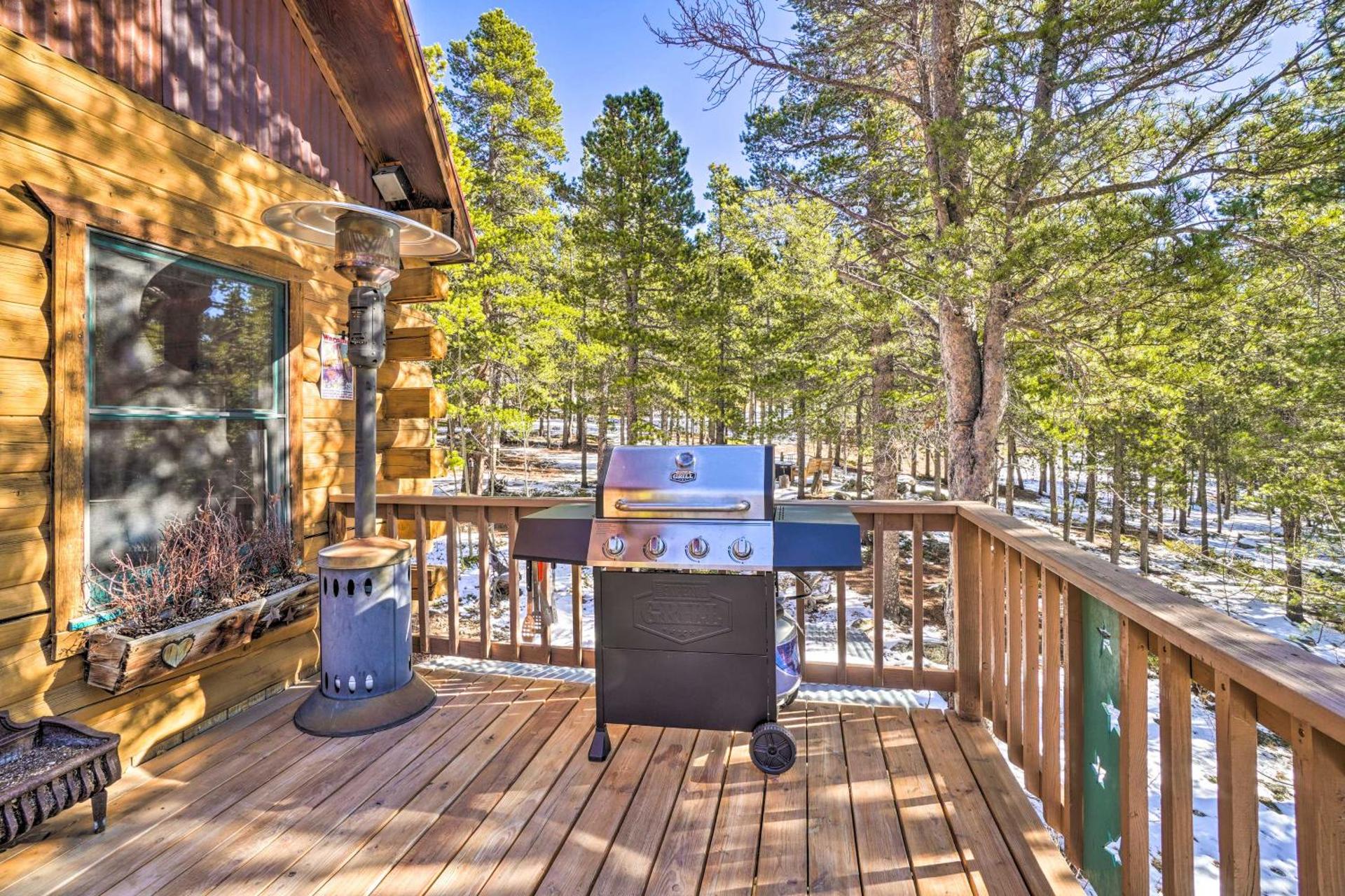 Deck, Fire Pit and Grill Log Cabin in Black Hawk