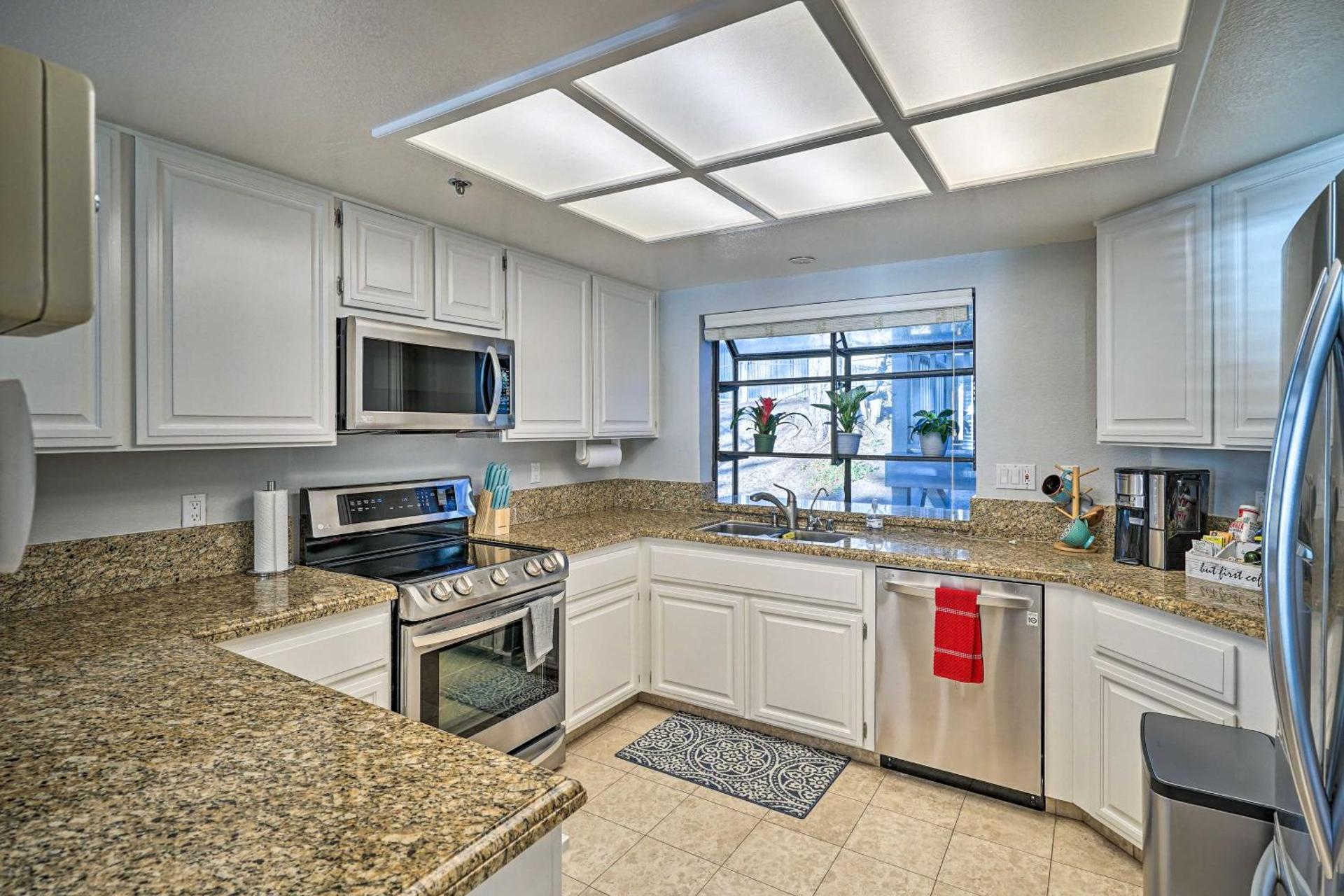 Less Than 1 Mi to Mussel Rock Park! Cliffside Pacifica Gem