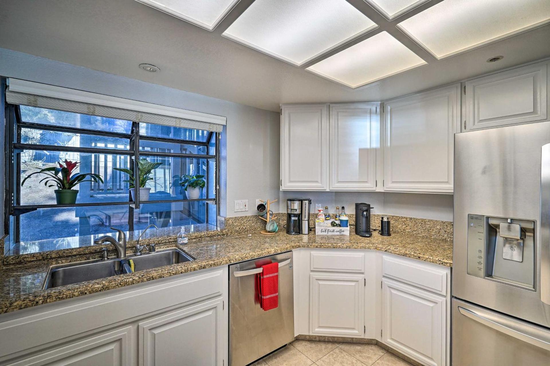 Less Than 1 Mi to Mussel Rock Park! Cliffside Pacifica Gem