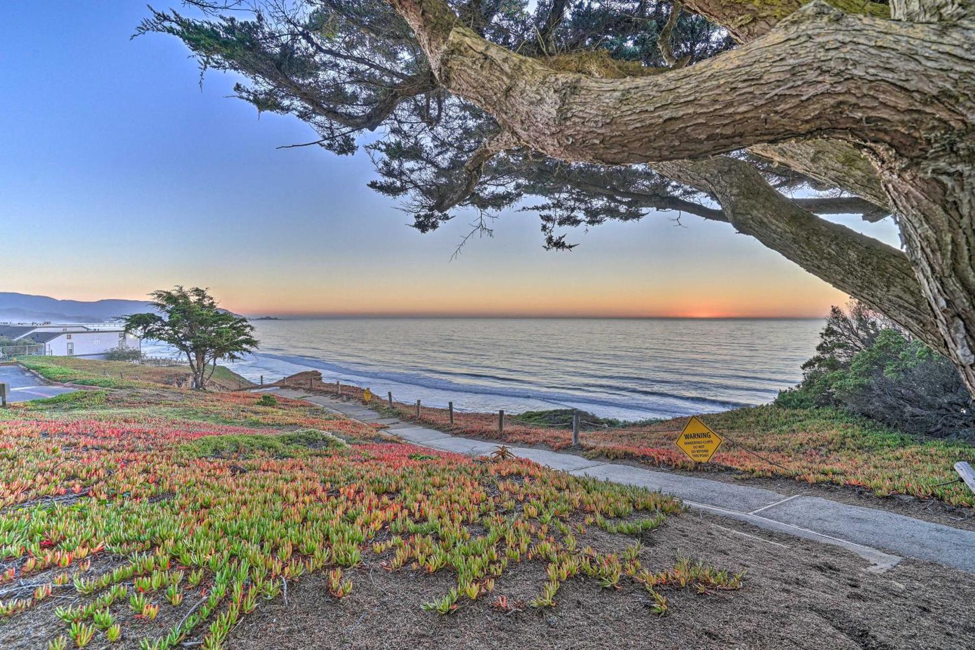 Less Than 1 Mi to Mussel Rock Park! Cliffside Pacifica Gem