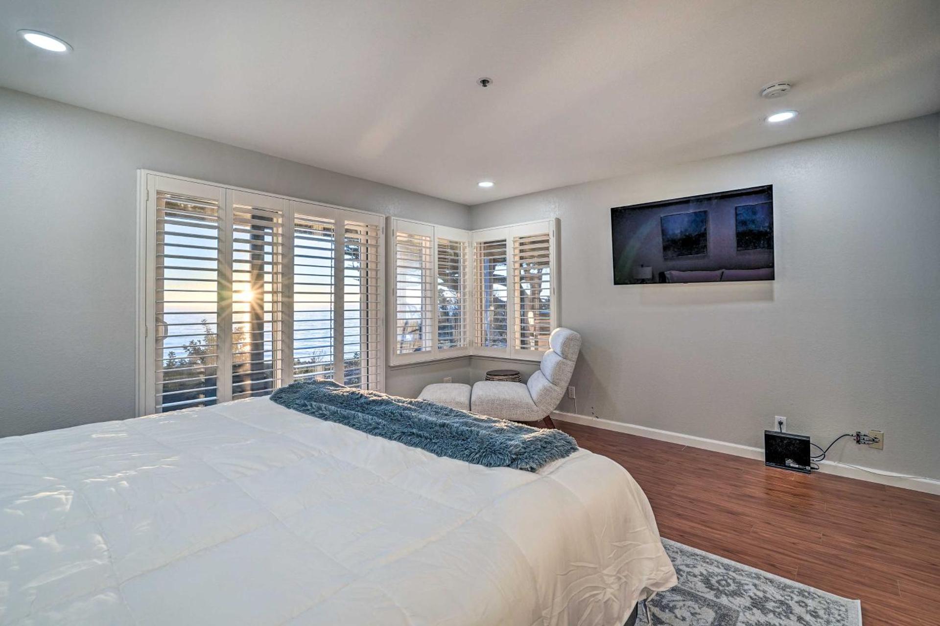 Less Than 1 Mi to Mussel Rock Park! Cliffside Pacifica Gem