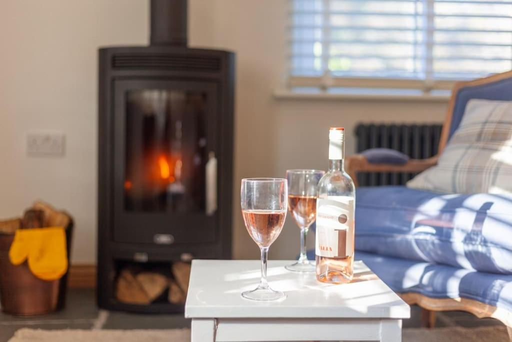 Bijou Coastal Apartment in Polperro With Hot Tub, Onsite Parking 5 min Downhill Walk To Village