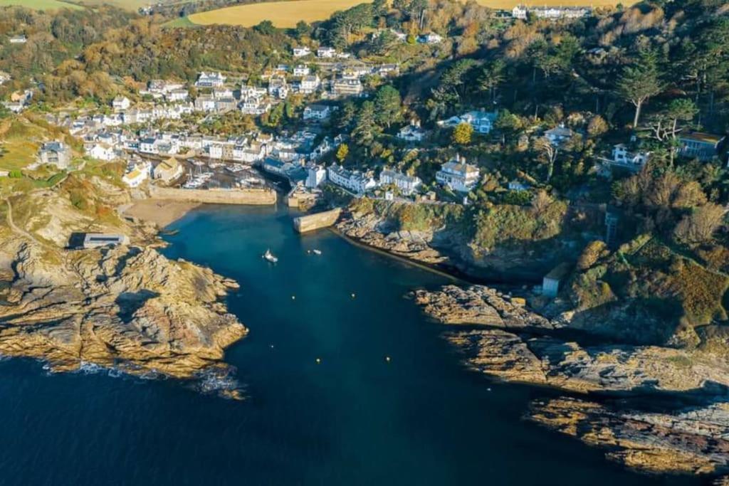 Bijou Coastal Apartment in Polperro With Hot Tub, Onsite Parking 5 min Downhill Walk To Village