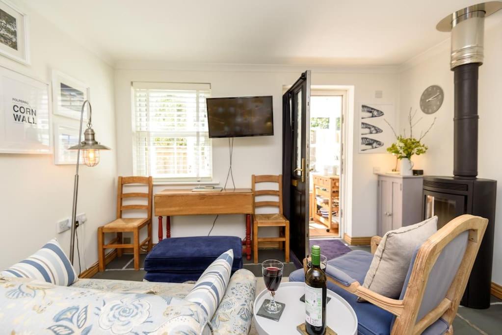 Bijou Coastal Apartment in Polperro With Hot Tub, Onsite Parking 5 min Downhill Walk To Village