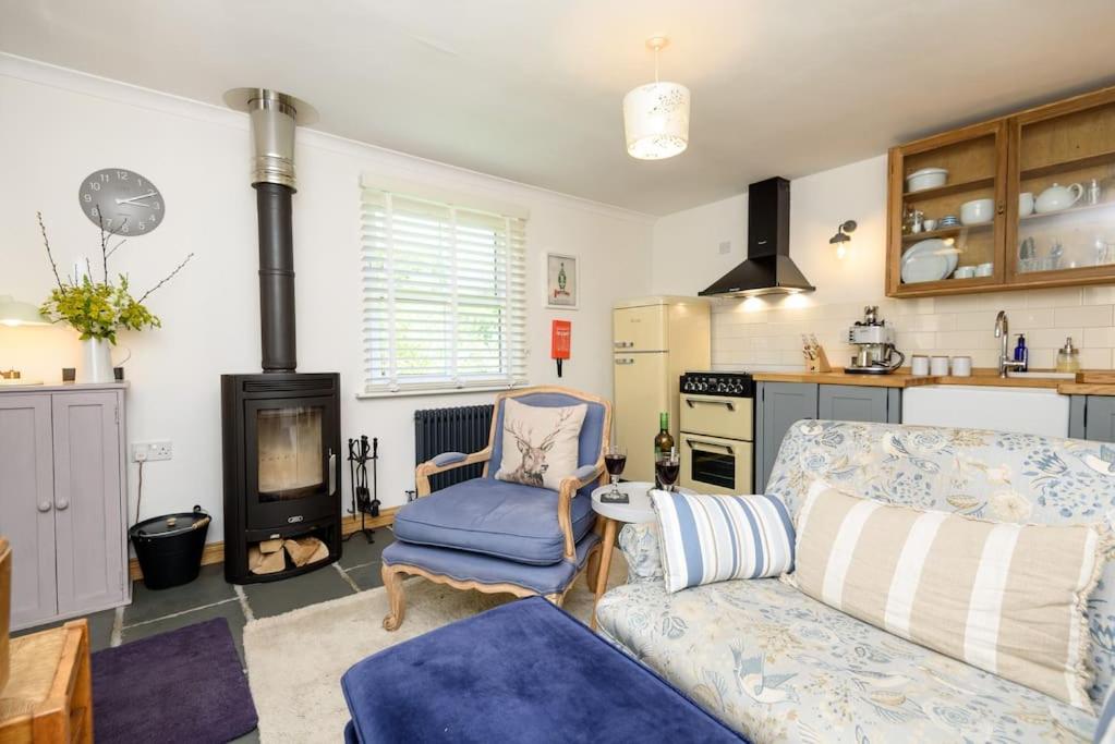 Bijou Coastal Apartment in Polperro With Hot Tub, Onsite Parking 5 min Downhill Walk To Village