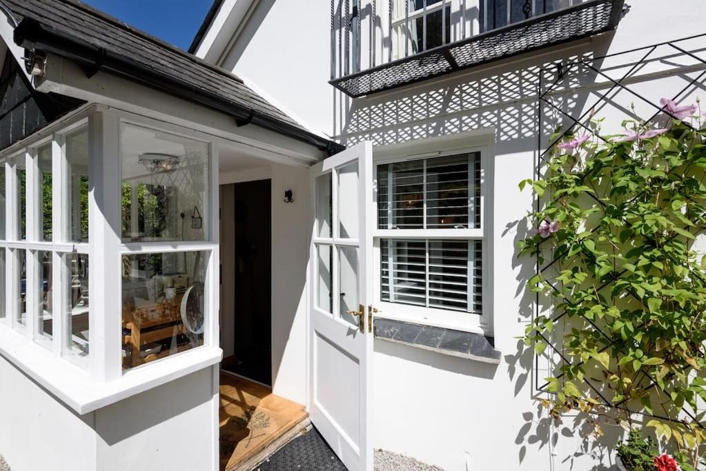 Bijou Coastal Apartment in Polperro With Hot Tub, Onsite Parking 5 min Downhill Walk To Village