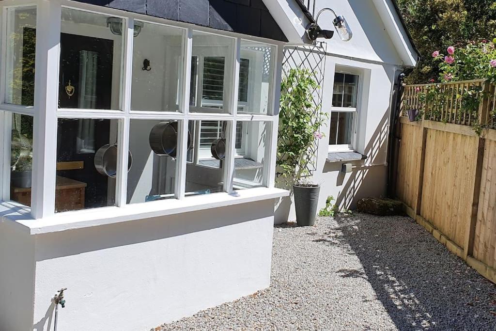 Bijou Coastal Apartment in Polperro With Hot Tub, Onsite Parking 5 min Downhill Walk To Village