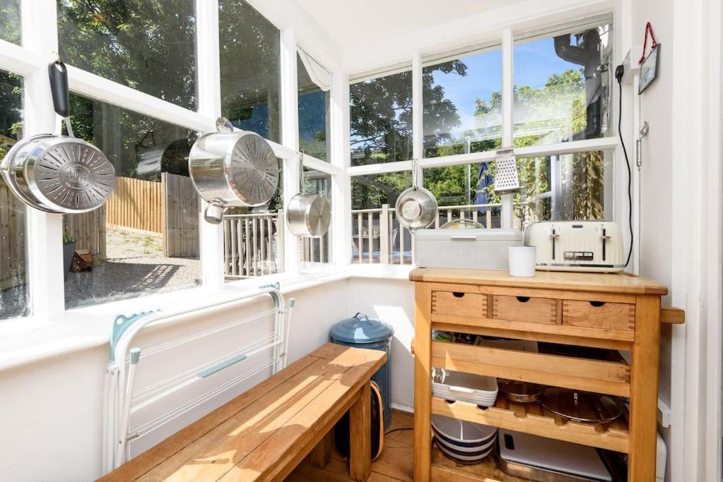 Bijou Coastal Apartment in Polperro With Hot Tub, Onsite Parking 5 min Downhill Walk To Village