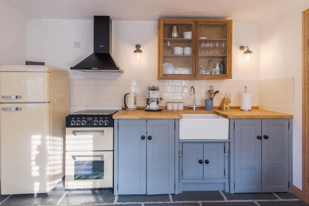 Bijou Coastal Apartment in Polperro With Hot Tub, Onsite Parking 5 min Downhill Walk To Village