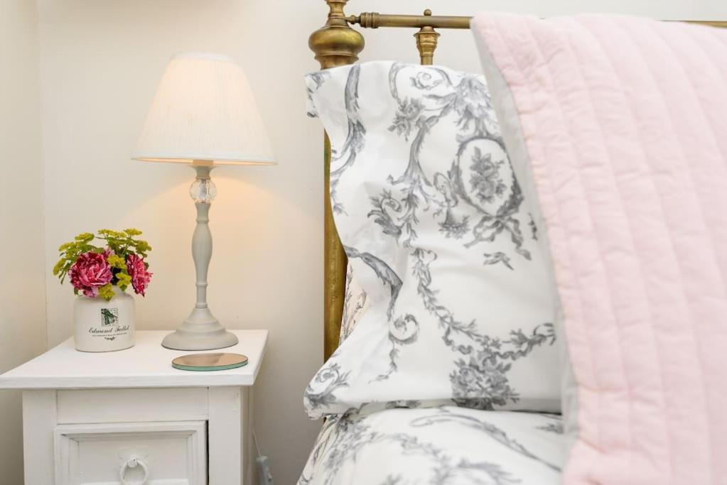 Bijou Coastal Apartment in Polperro With Hot Tub, Onsite Parking 5 min Downhill Walk To Village