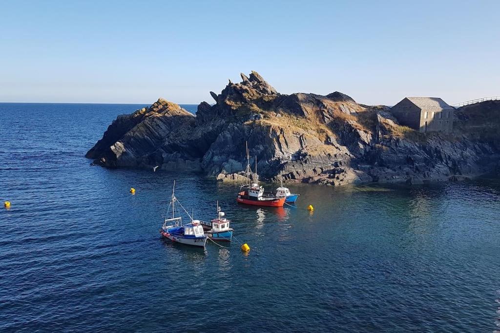 Bijou Coastal Apartment in Polperro With Hot Tub, Onsite Parking 5 min Downhill Walk To Village