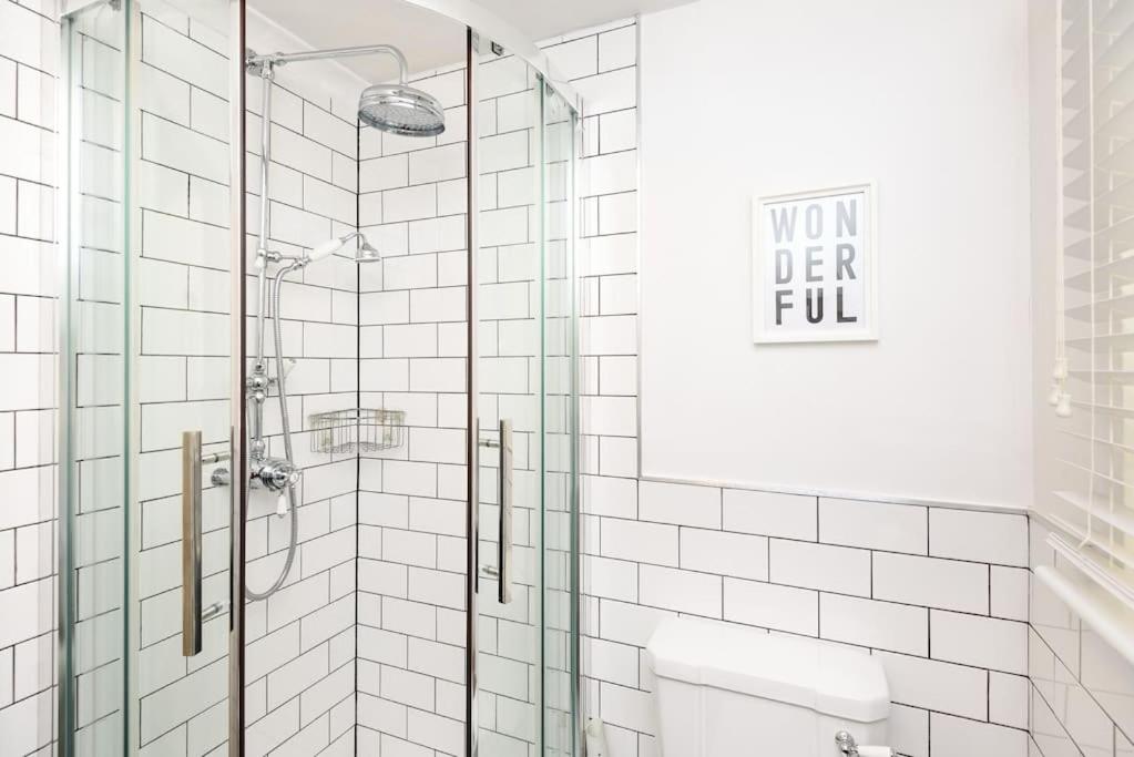 Bijou Coastal Apartment in Polperro With Hot Tub, Onsite Parking 5 min Downhill Walk To Village