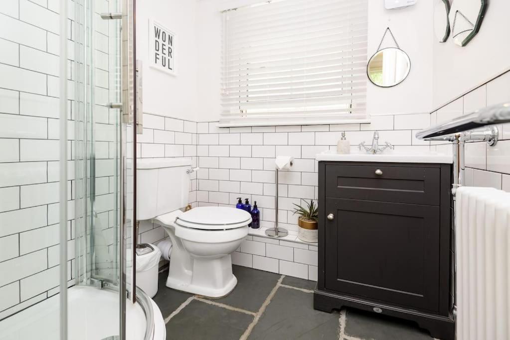 Bijou Coastal Apartment in Polperro With Hot Tub, Onsite Parking 5 min Downhill Walk To Village