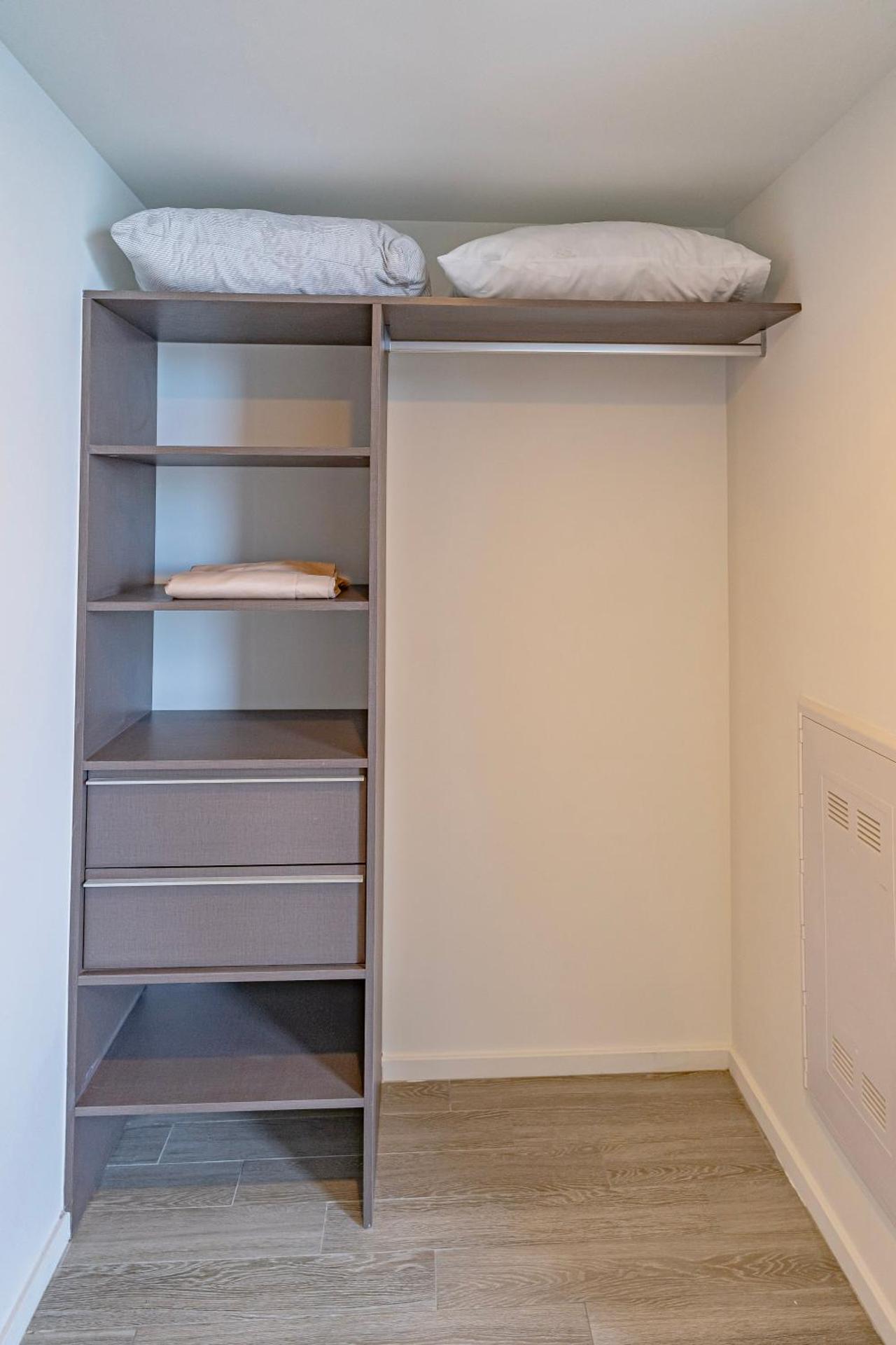 Luxurious 2-Bed Apartment with Breathtaking Bay views!!