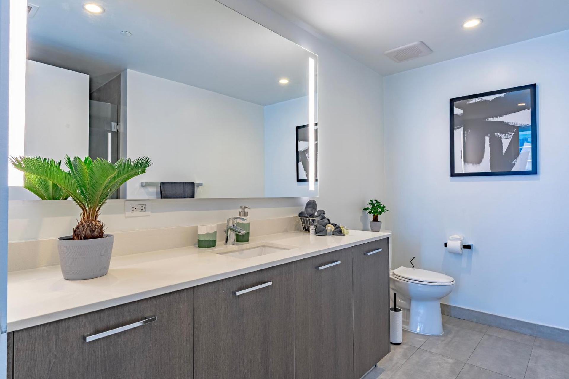 Luxurious 2-Bed Apartment with Breathtaking Bay views!!