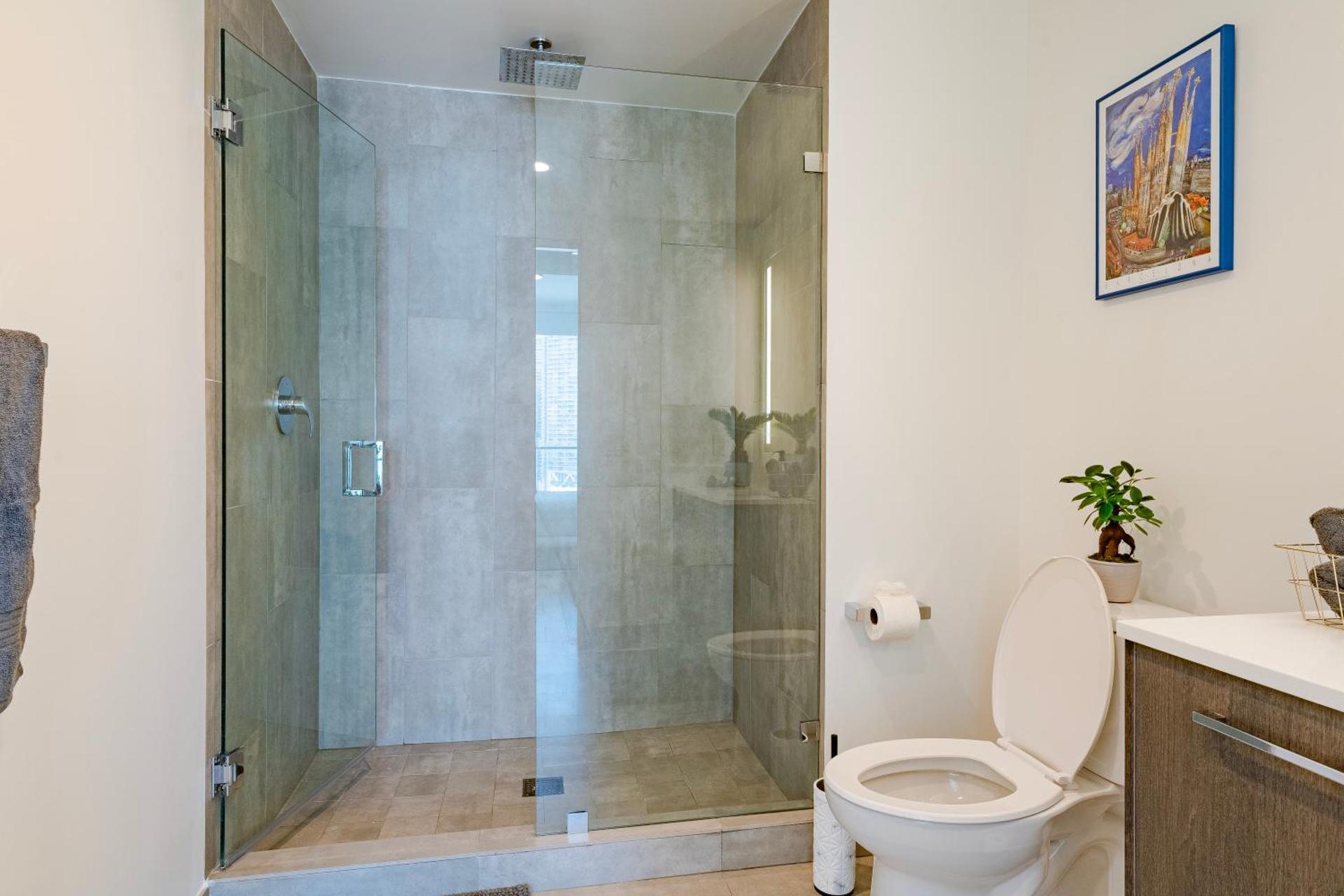 Luxurious 2-Bed Apartment with Breathtaking Bay views!!