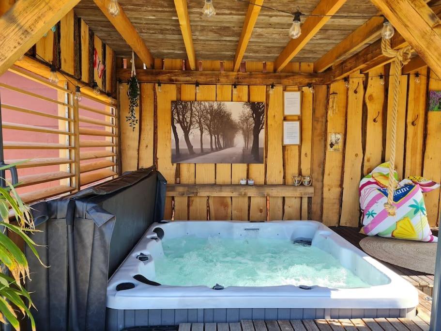 wellness chalet met jacuzzi, sauna, omheinde tuin,