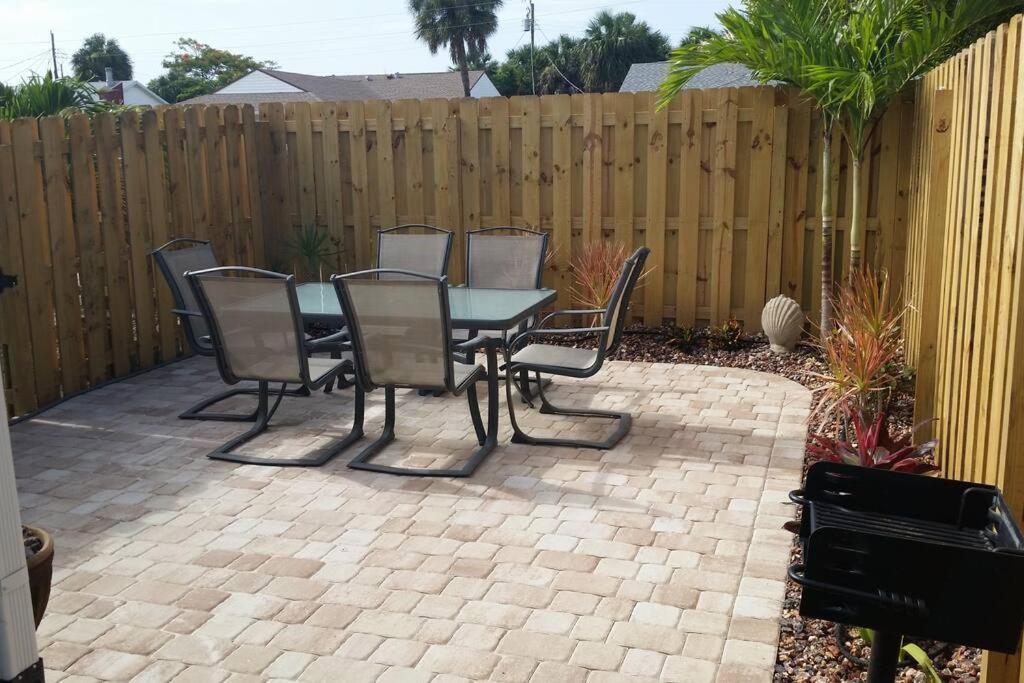 Tahitian Cottage - Heated Pool Walk to the Beach