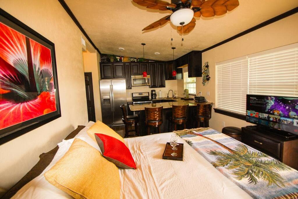 Tahitian Cottage - Heated Pool Walk to the Beach