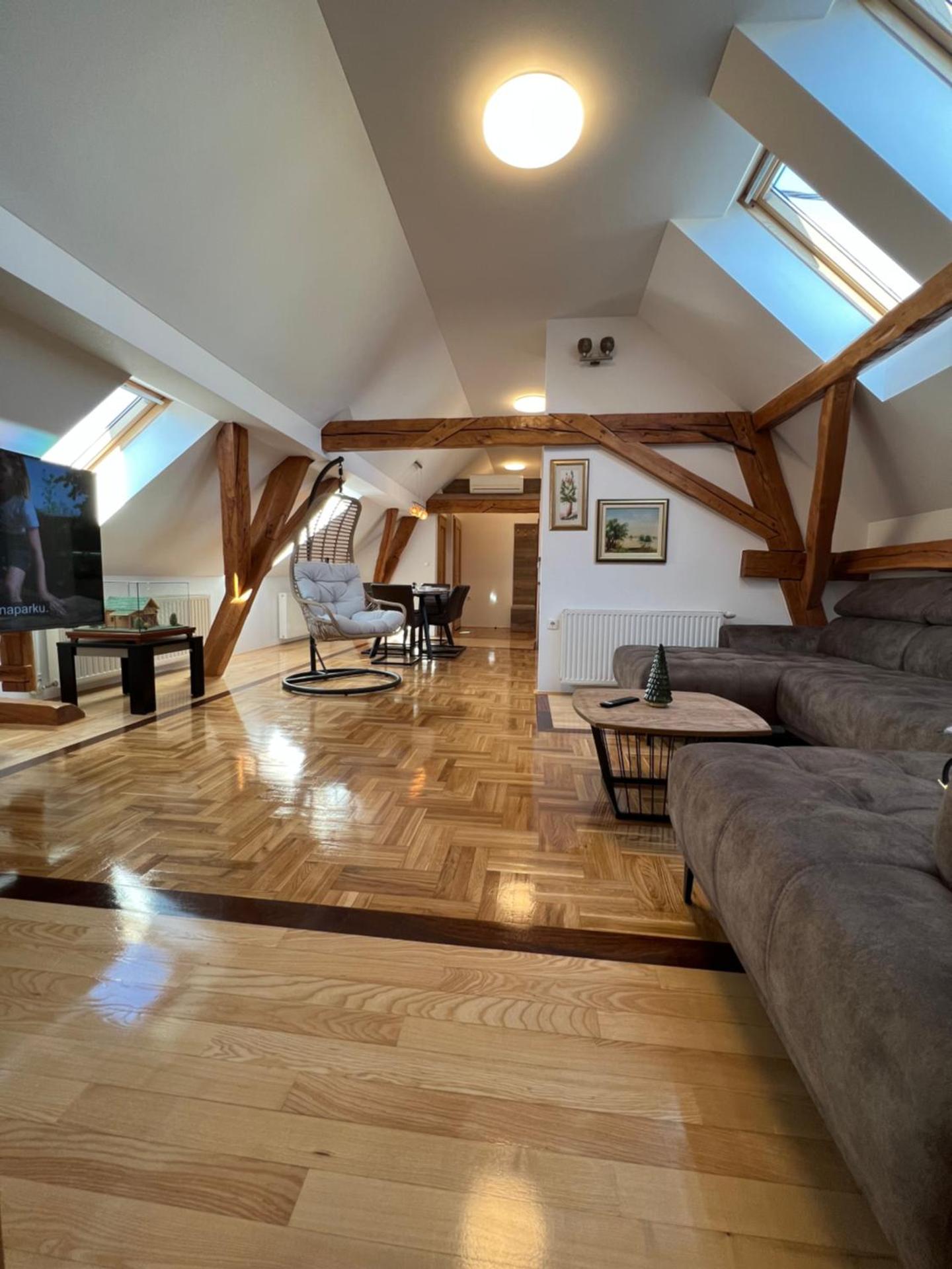 La Luna Rustic Deluxe Apartment with Pool & Jacuzzi, Bikes and Covered Parking