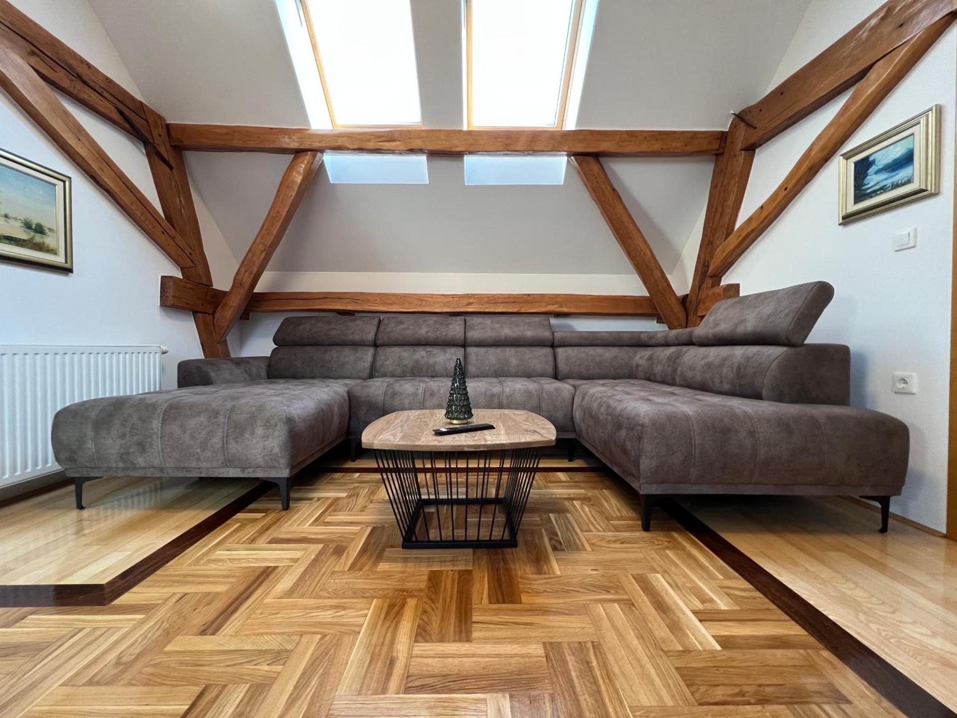 La Luna Rustic Deluxe Apartment with Pool & Jacuzzi, Bikes and Covered Parking