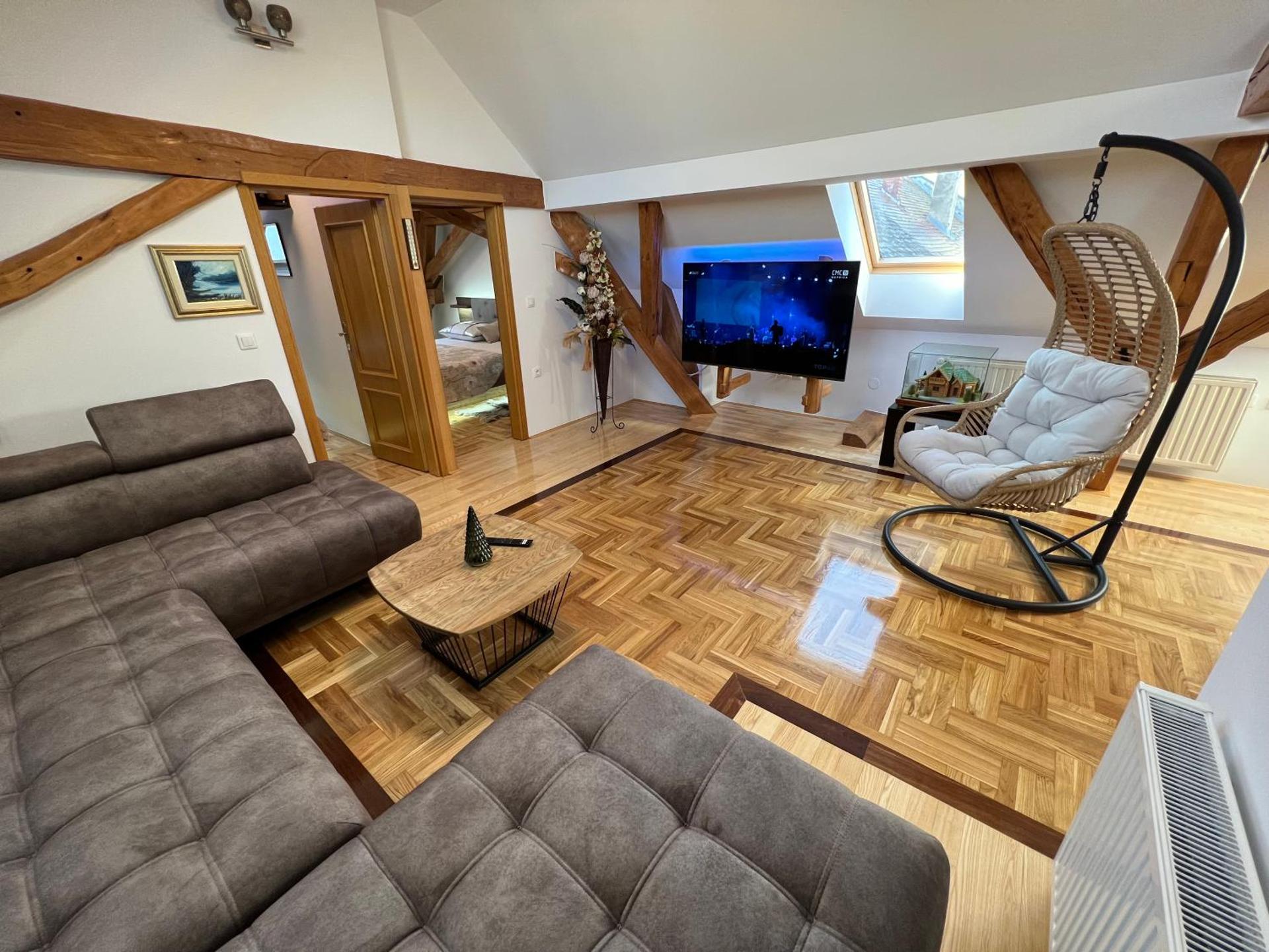 La Luna Rustic Deluxe Apartment with Pool & Jacuzzi, Bikes and Covered Parking