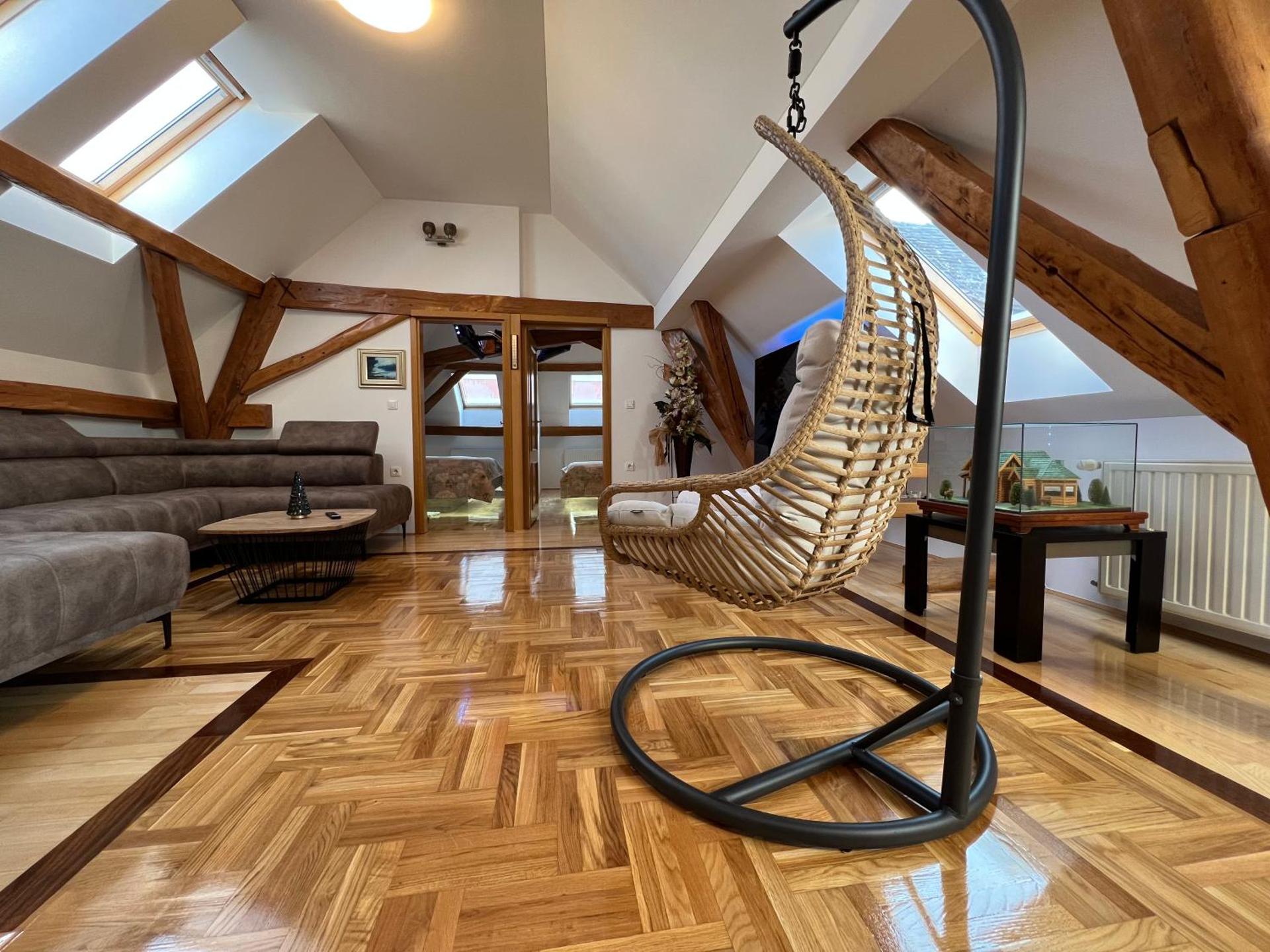 La Luna Rustic Deluxe Apartment with Pool & Jacuzzi, Bikes and Covered Parking