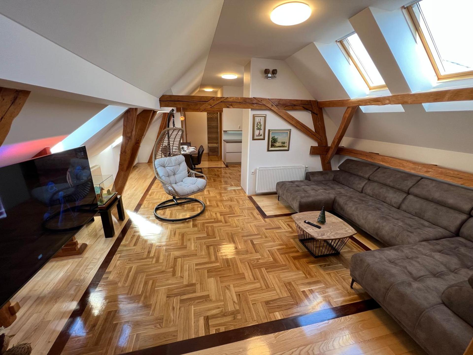 La Luna Rustic Deluxe Apartment with Pool & Jacuzzi, Bikes and Covered Parking