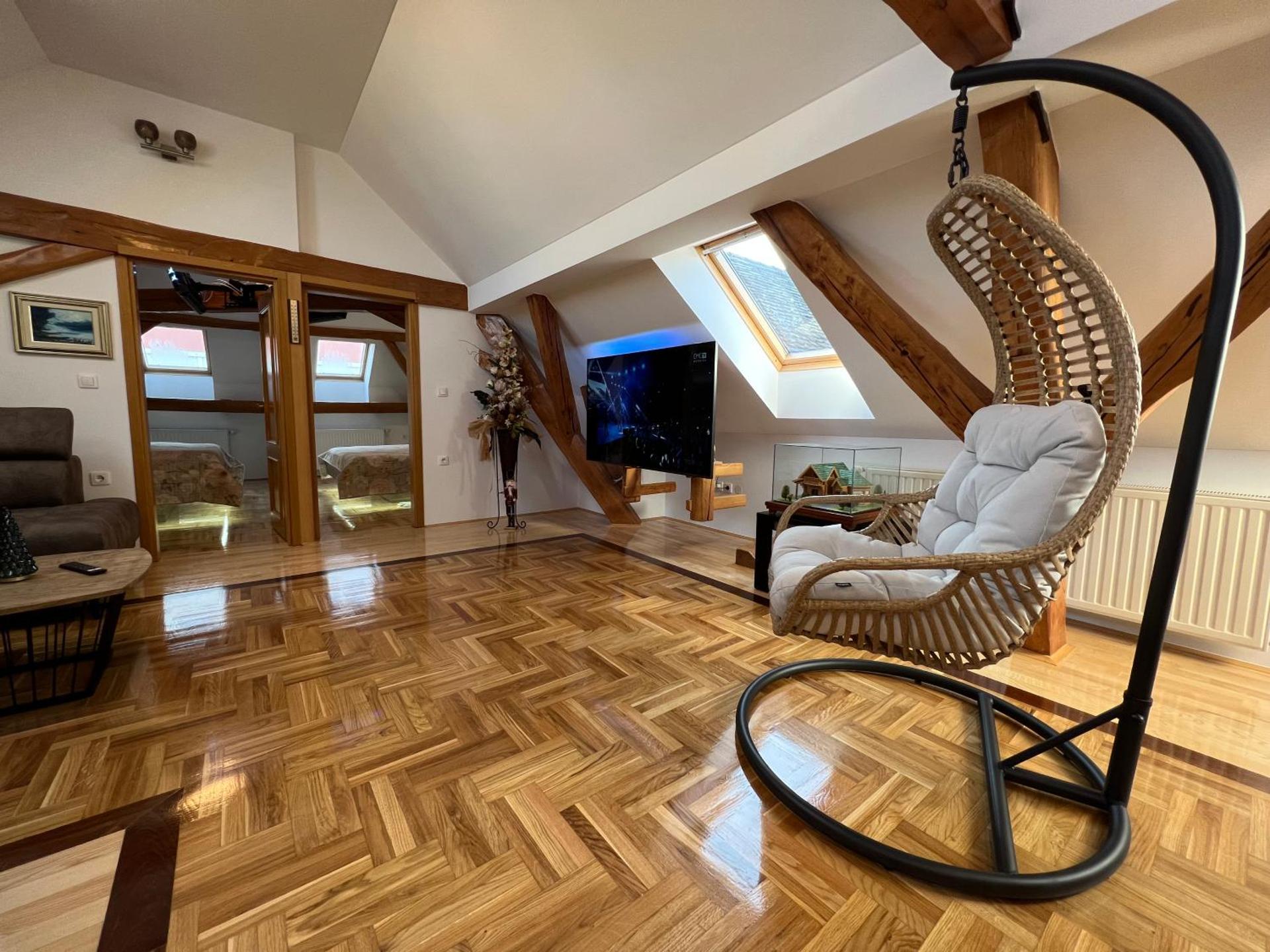 La Luna Rustic Deluxe Apartment with Pool & Jacuzzi, Bikes and Covered Parking