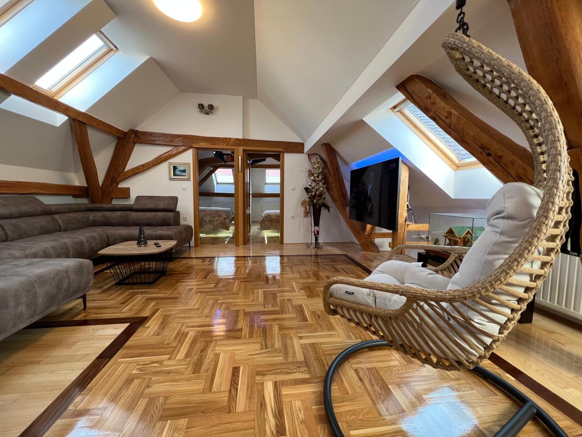 La Luna Rustic Deluxe Apartment with Pool & Jacuzzi, Bikes and Covered Parking