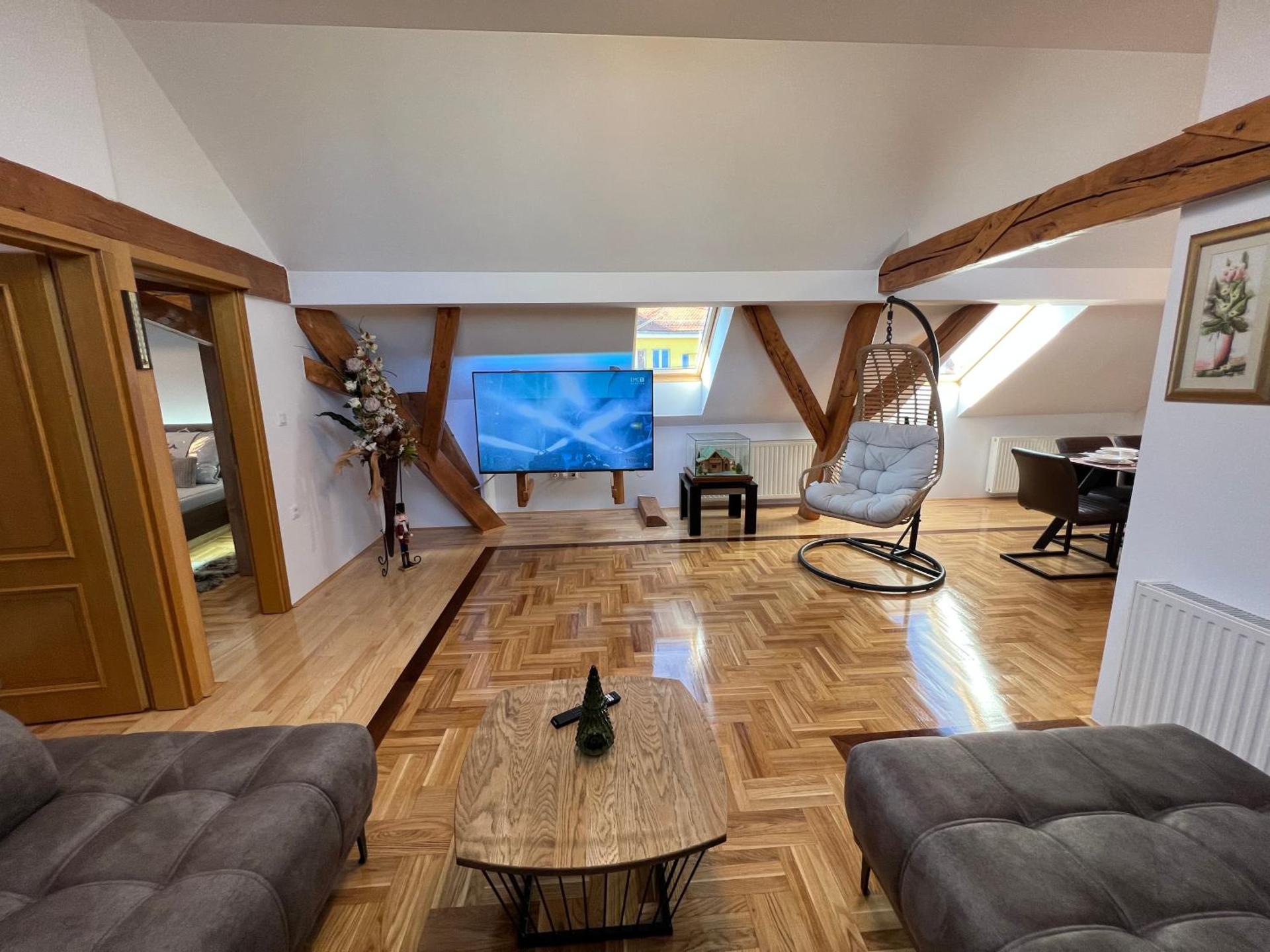 La Luna Rustic Deluxe Apartment with Pool & Jacuzzi, Bikes and Covered Parking