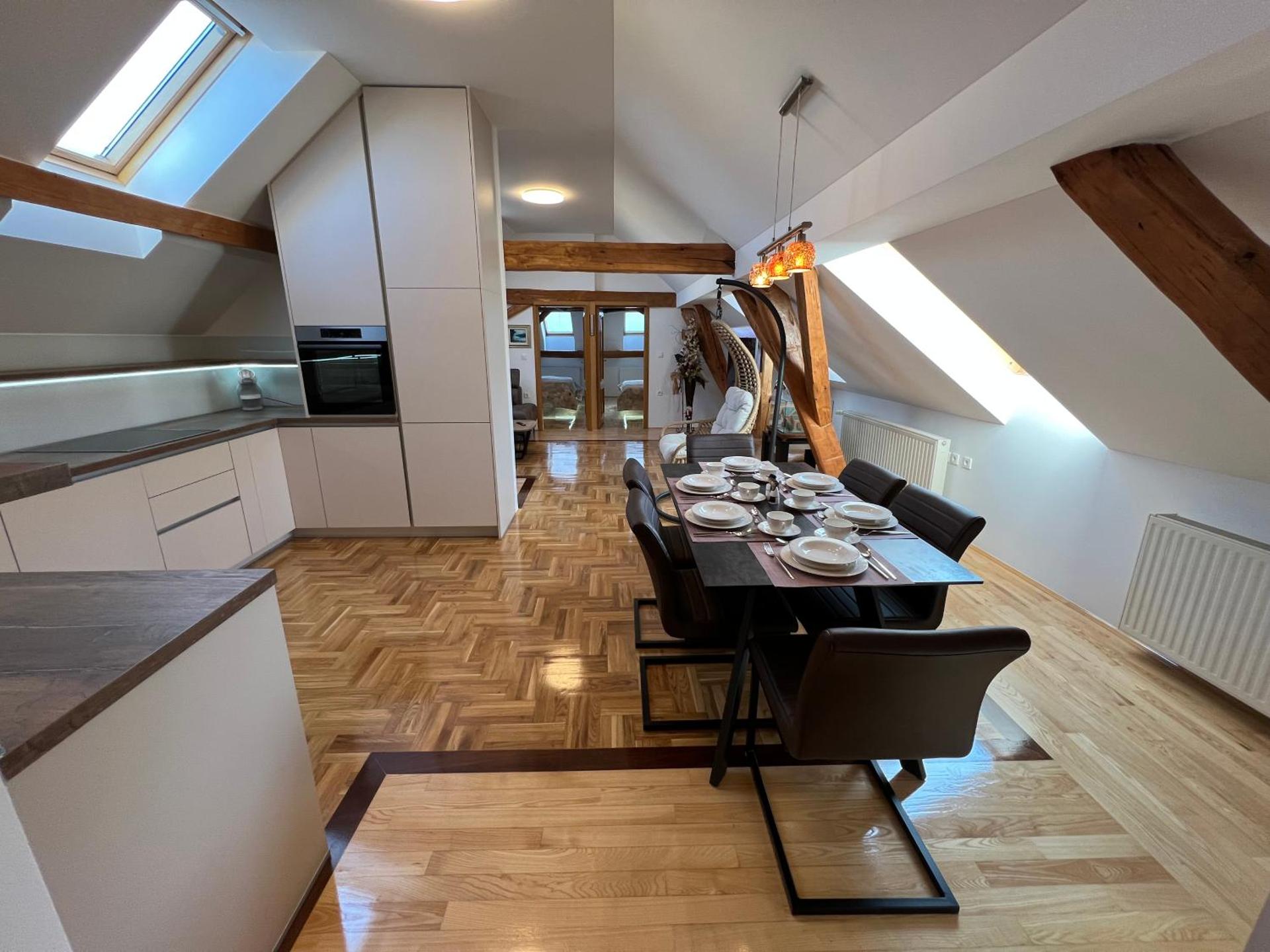 La Luna Rustic Deluxe Apartment with Pool & Jacuzzi, Bikes and Covered Parking