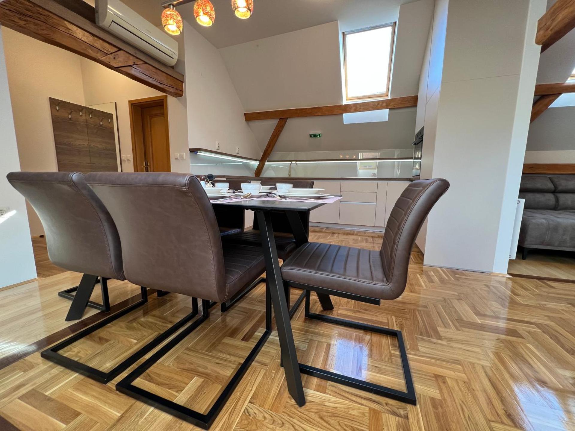 La Luna Rustic Deluxe Apartment with Pool & Jacuzzi, Bikes and Covered Parking